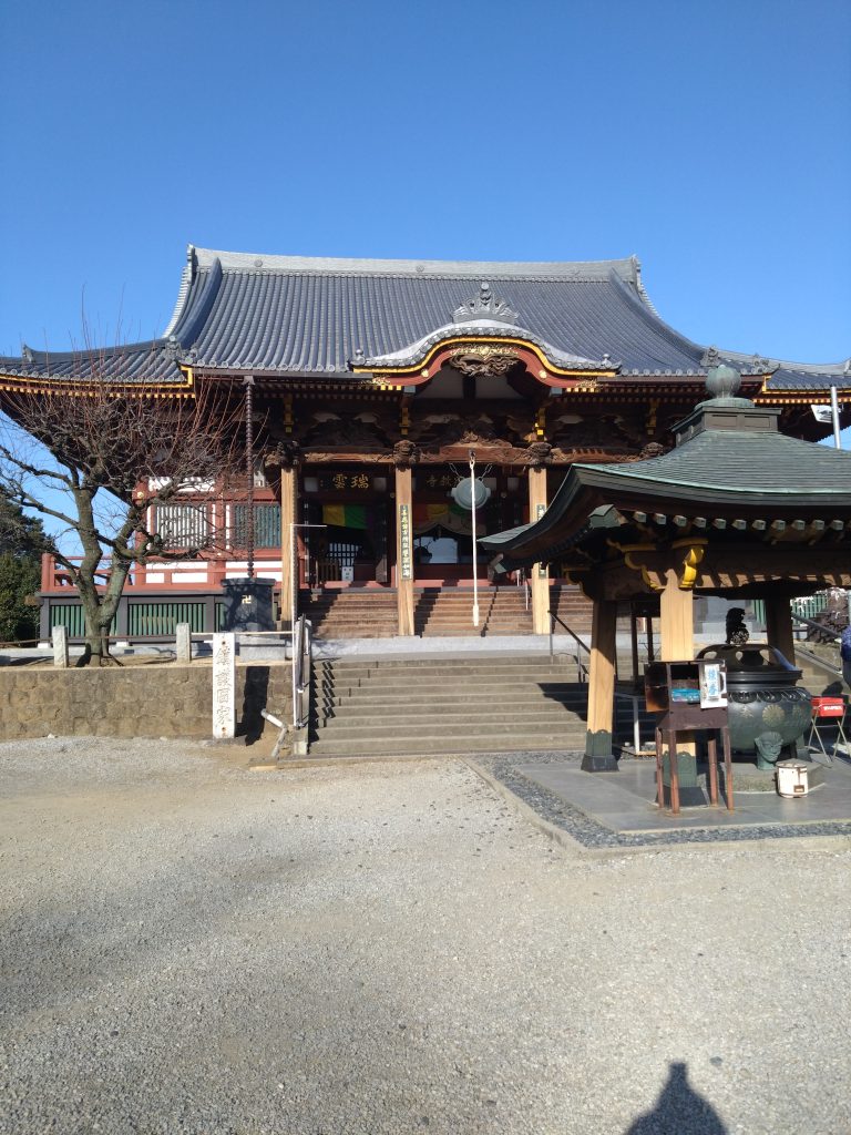 坂東三十三観音第十二番札所・岩槻慈恩寺の本堂。冬晴れの青空の下、静かに参拝者を迎える。