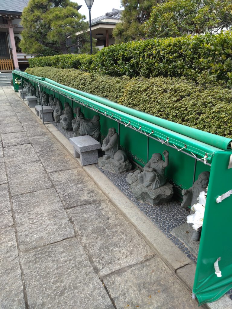 正眼寺の参道脇に並ぶ十六羅漢像