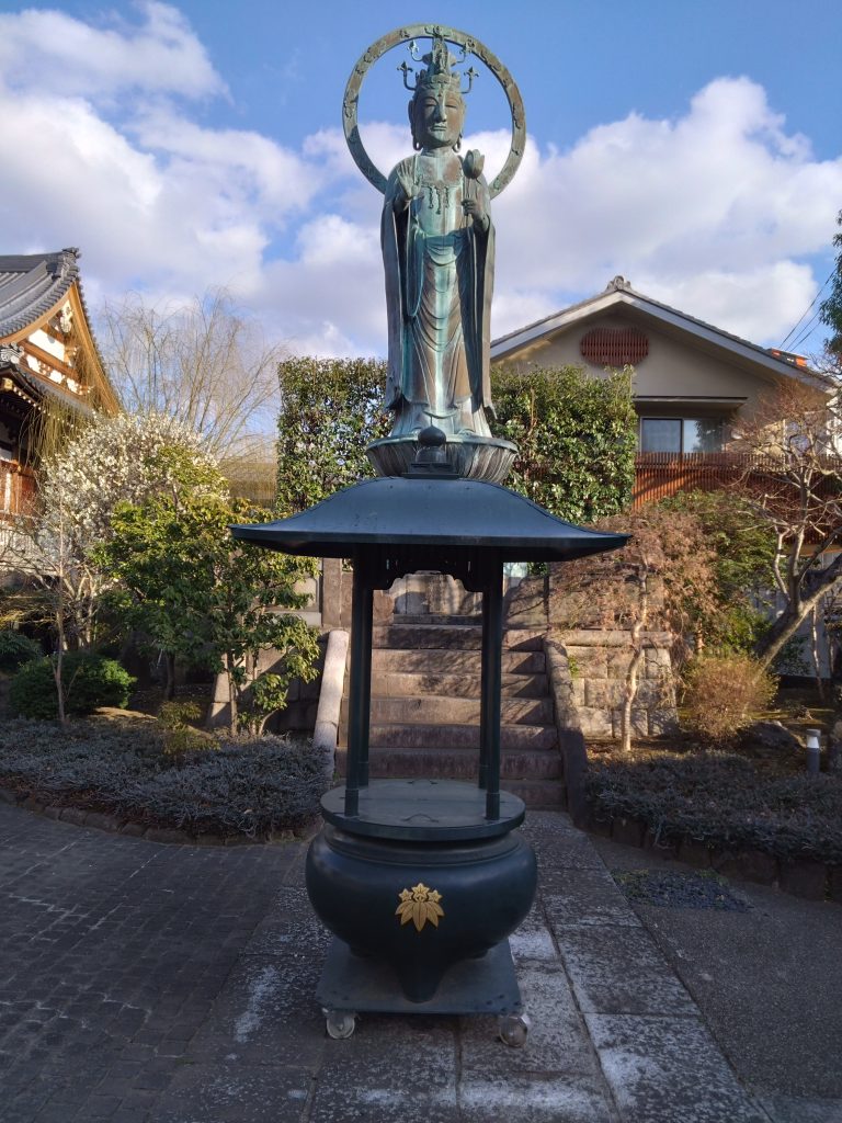 正光寺境内の大観音像（洪水への祈り）