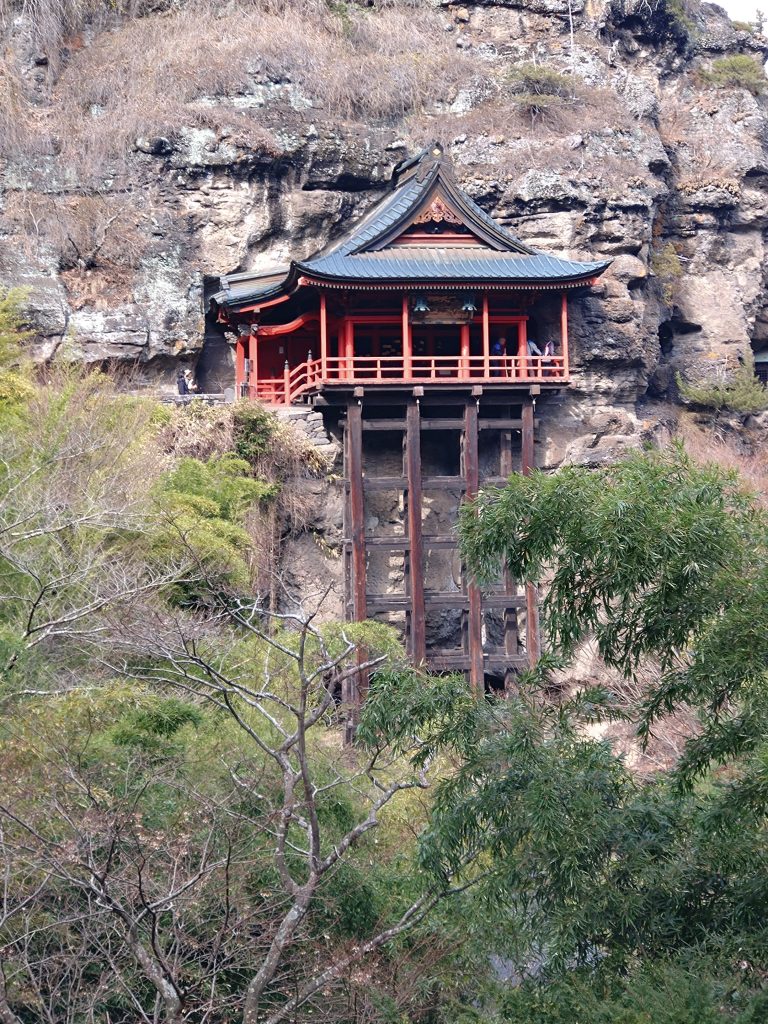 岩壁に張り付くように建つ、赤い欄干の布引観音の観音堂。
